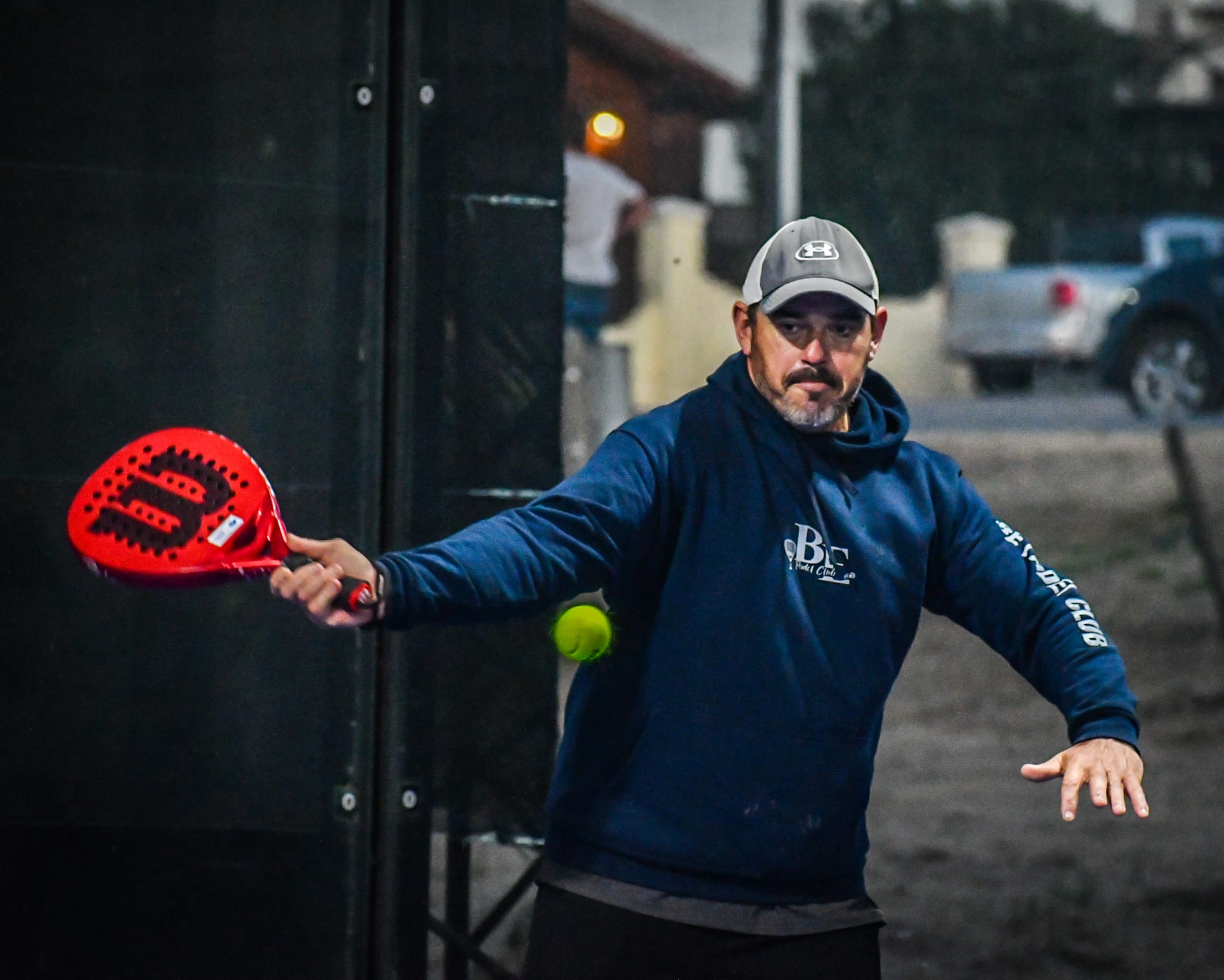 Saque potente desde el fondo de la cancha